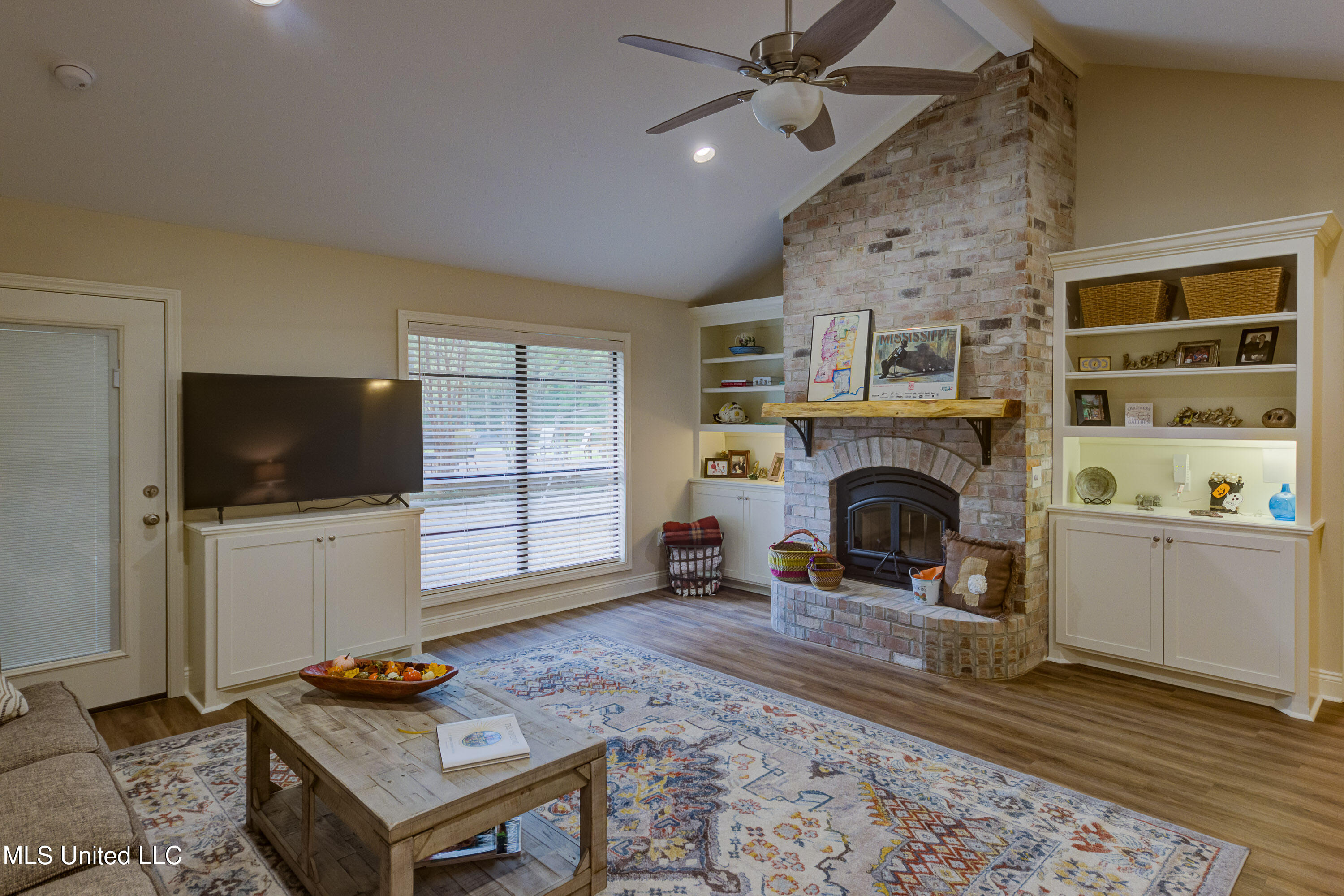 3379 Kimbell Road Terry, MS 39170 - Photo 13 of 36 Gatherin g room with built ins