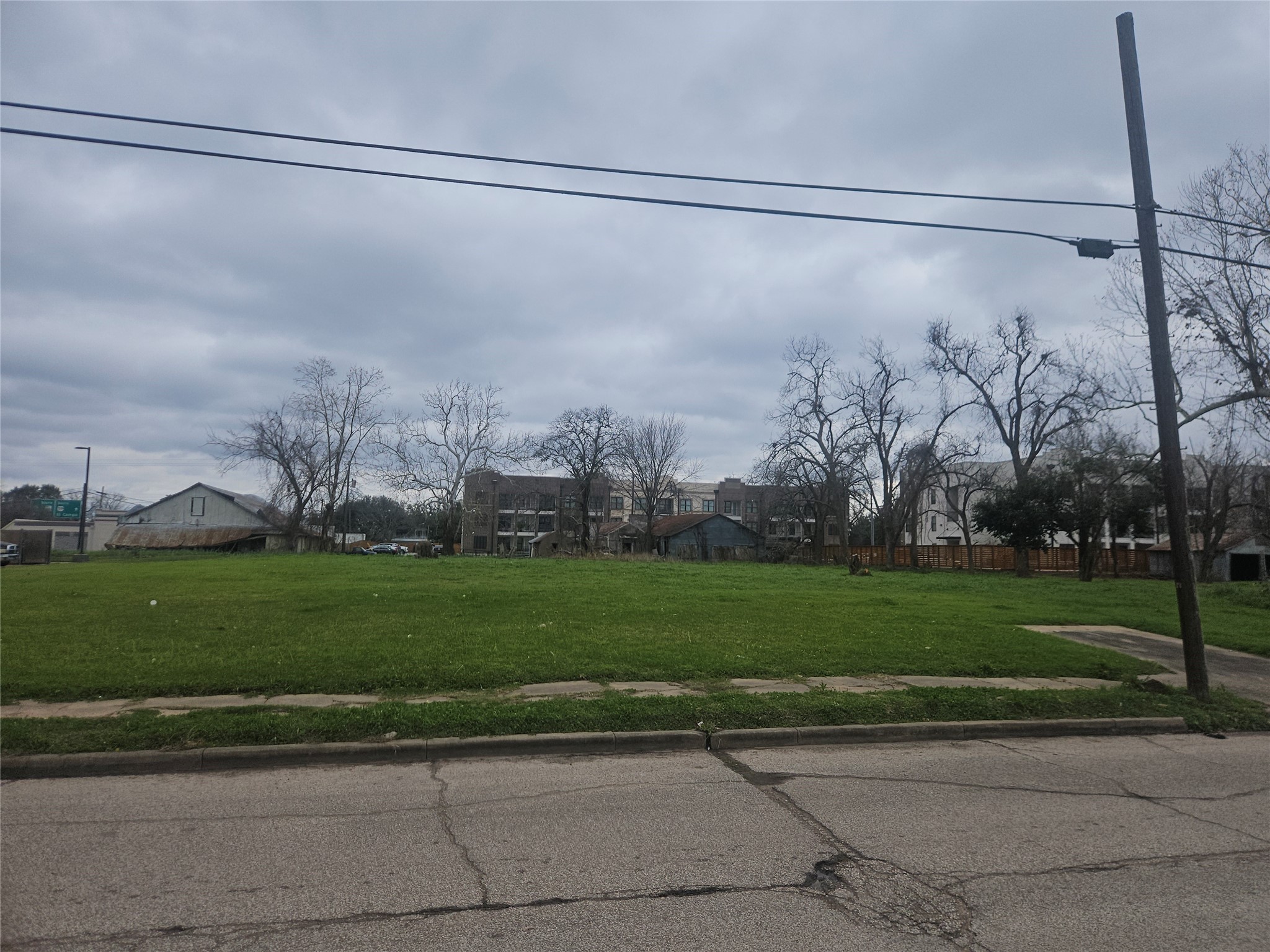 a view of a yard and a big green space