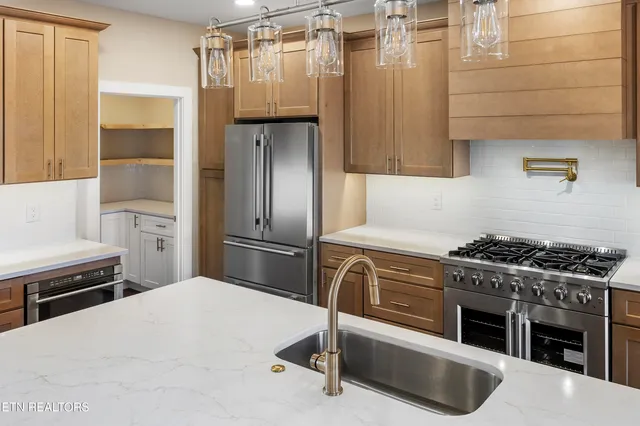 $890,000 | 5929 John Drive, Greenback, TN 37742