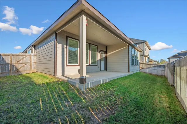 a view of a house with backyard