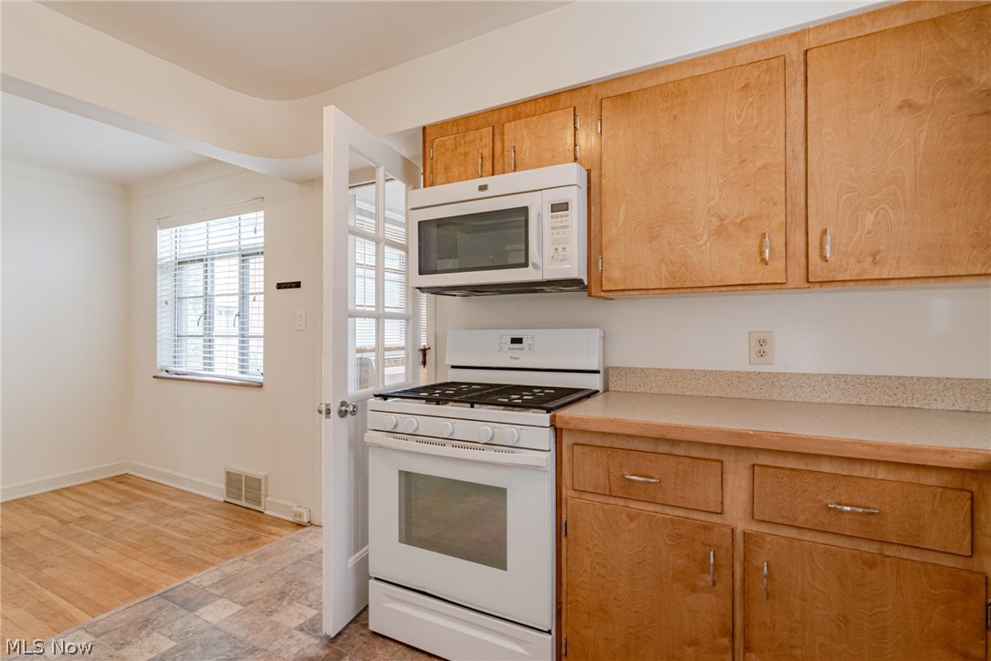 2327 Ashurst Road Cleveland, OH 44118 - Photo 8 of 31