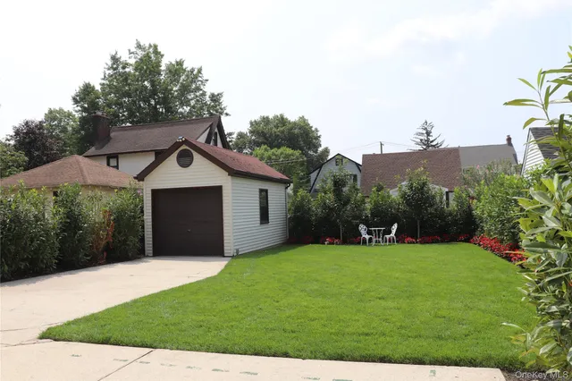 $1,499,998 | 56 Floral Parkway, Floral Park, NY 11001