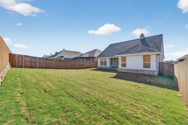 a view of an house with backyard and pool