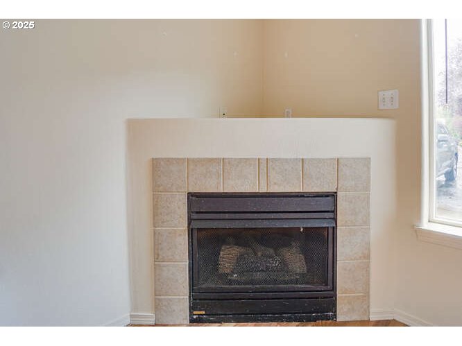 4000 Northeast 109th Avenue, Unit 53 Vancouver, WA 98682 - Photo 7 of 27 a close view of fireplace