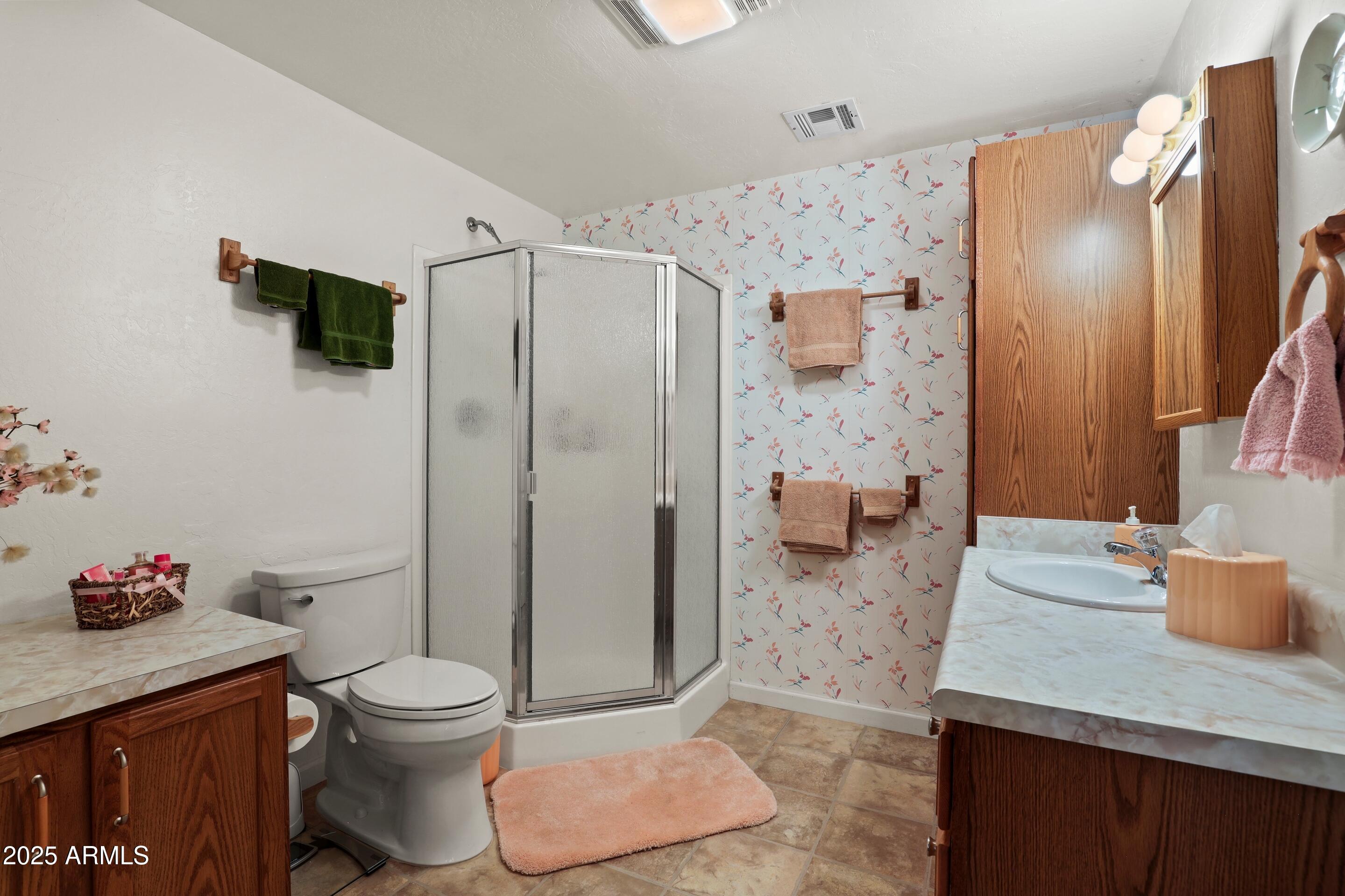 989 Verde Road Payson, AZ 85541 - Photo 27 of 44 a bathroom with a granite countertop sink a toilet and shower