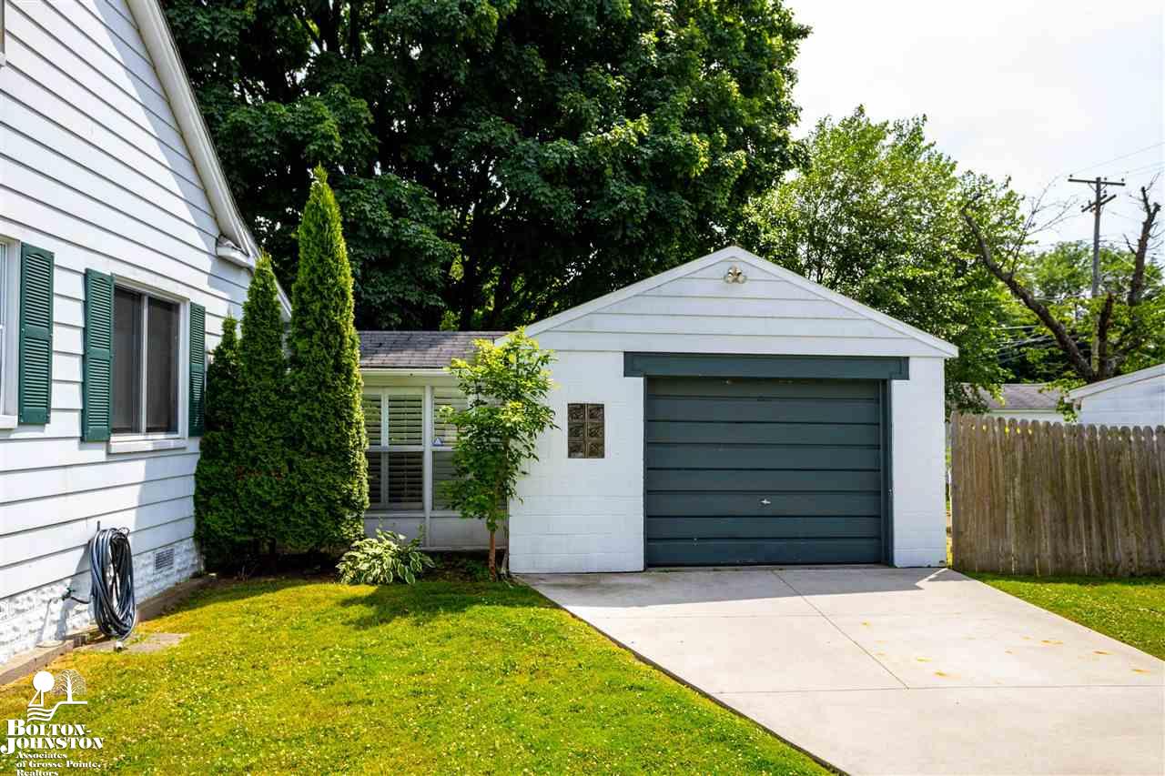 2073 Ridgemont Road Grosse Pointe Woods, MI 48236 - Photo 3 of 21