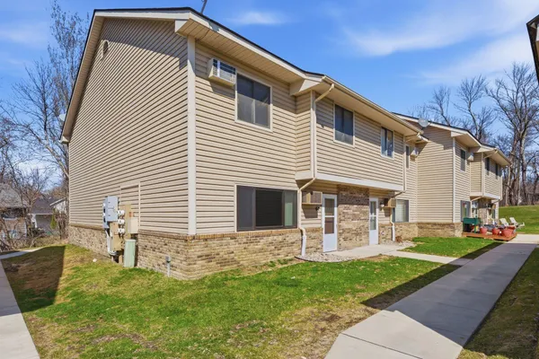 $1,640 | 64 East 13th Street, Waconia, MN 55387