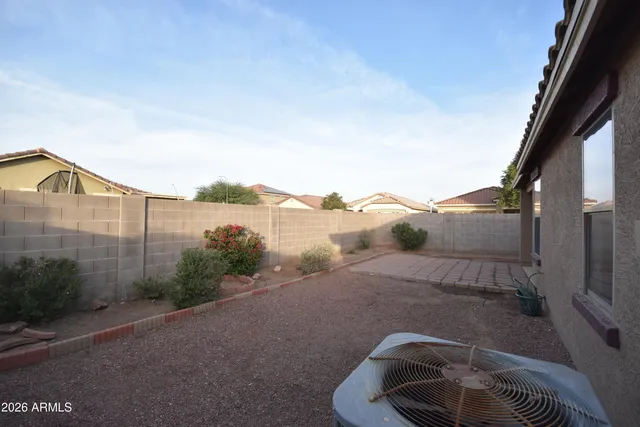 a view of a backyard