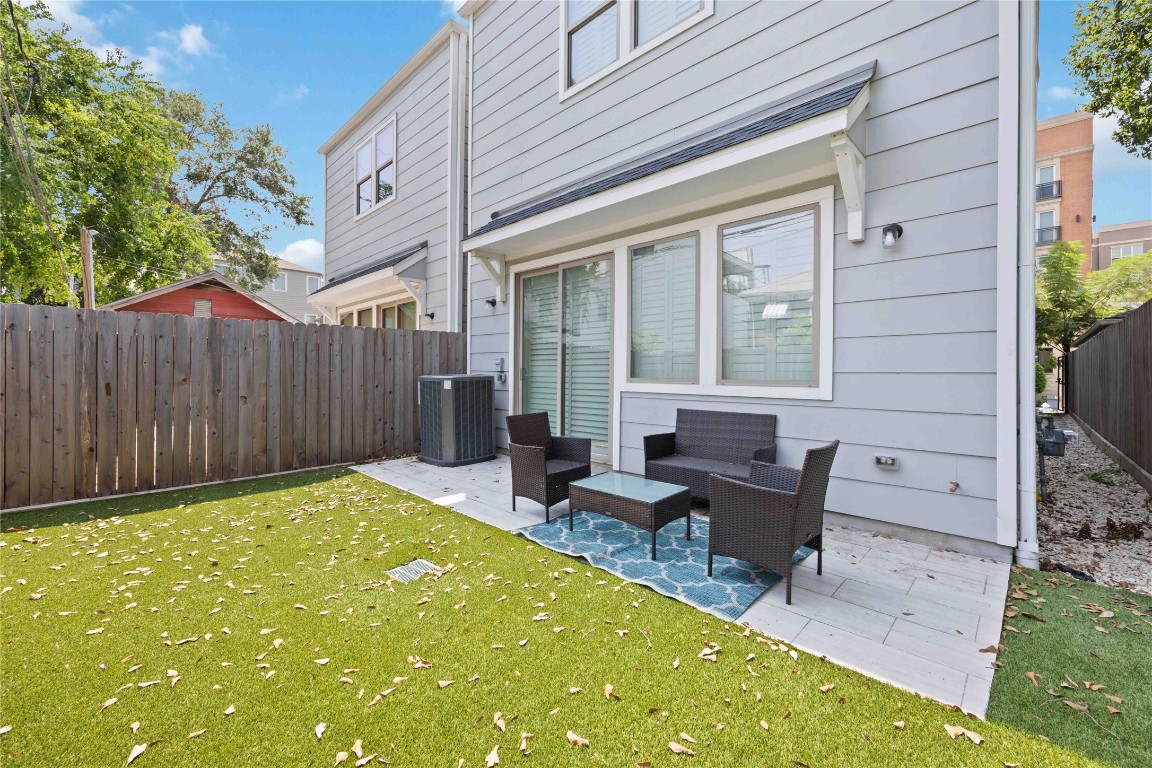 1324 West Pierce Street Houston, TX 77019 - Photo 4 of 26 a view of a patio with table and chairs with wooden fence