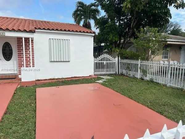 a view of a house with a backyard