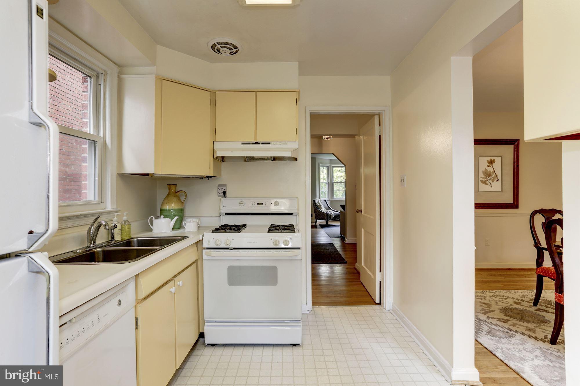 2918 Upton Street Northwest Washington, DC 20008 - Photo 10 of 30 Kitchen with gas stove
