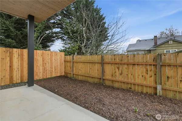 a view of a house with backyard