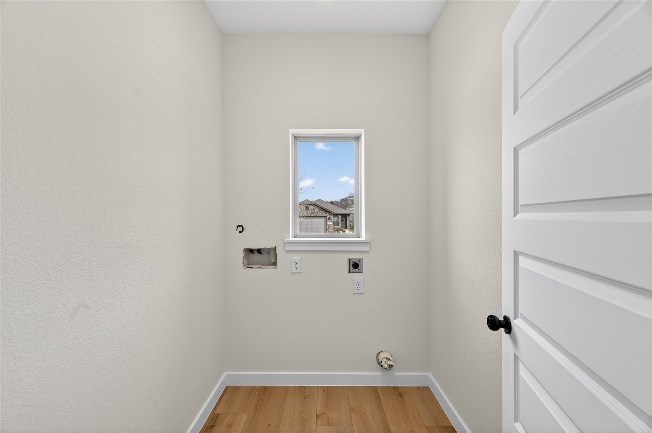 640 Levine Court Conroe, TX 77316 - Photo 4 of 22 Roomy laundry area