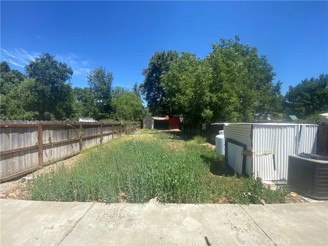 a view of a backyard