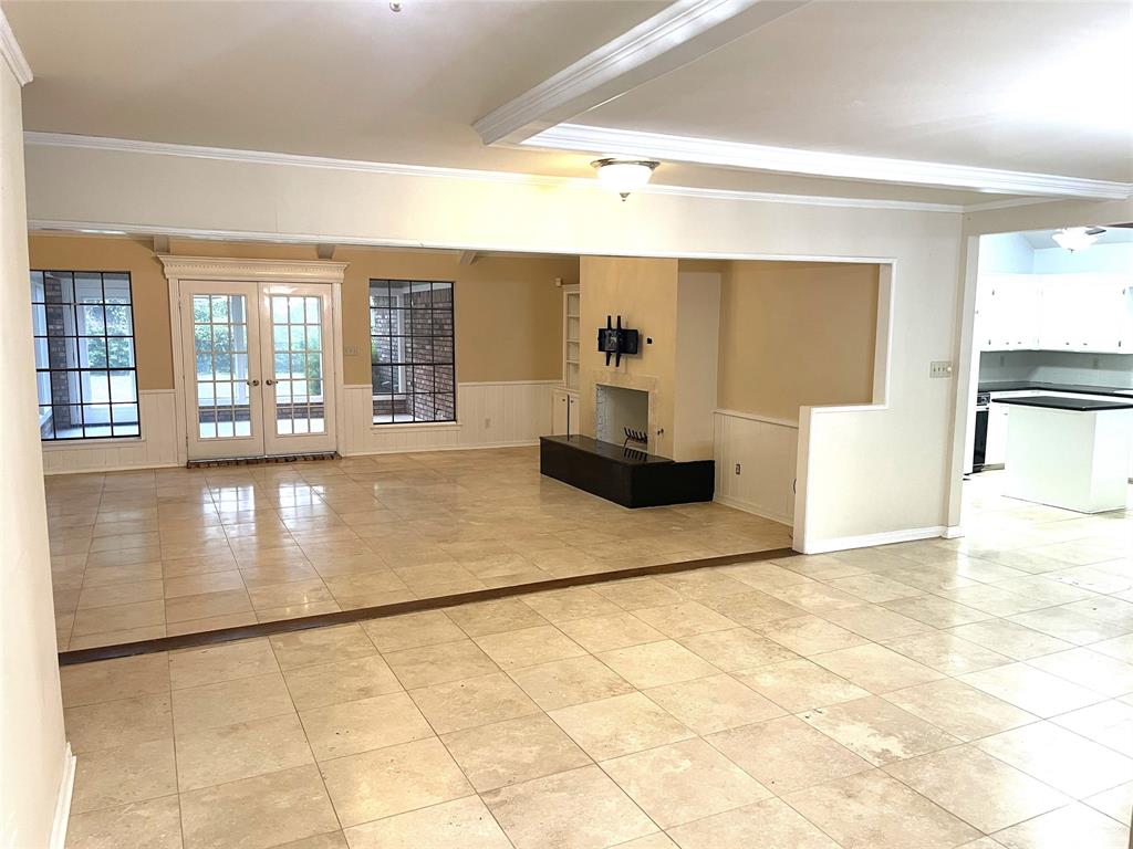 720 Coachlight Road Shreveport, LA 71106 - Photo 2 of 22 Front Foyer looking into the Den area