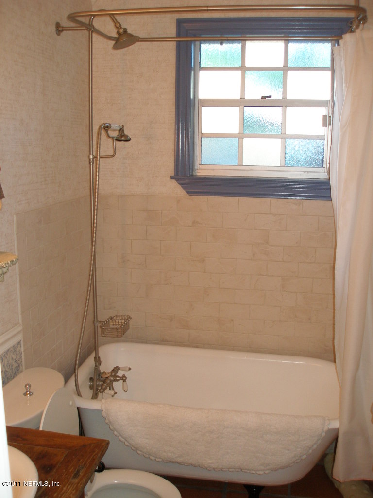 518 Gentian Road St. Augustine, FL 32086 - Photo 17 of 26 a bathroom with a sink and a bathtub