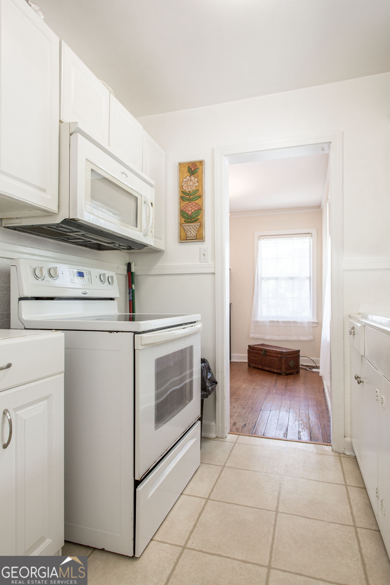 1009 Euclid Avenue Waycross, GA 31501 - Photo 12 of 35 a view of a kitchen with washer and dryer
