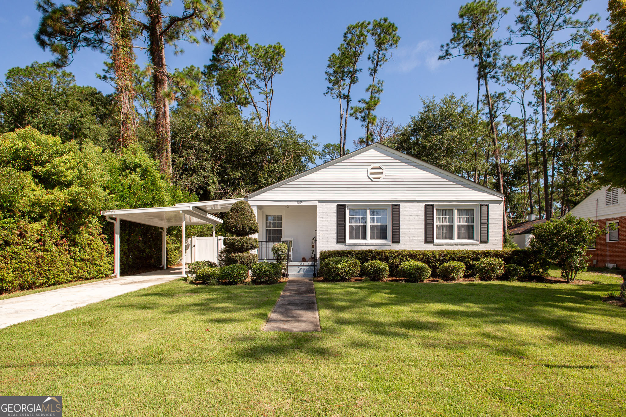 1009 Euclid Avenue Waycross, GA 31501 - Photo 2 of 35 a front view of a house with garden