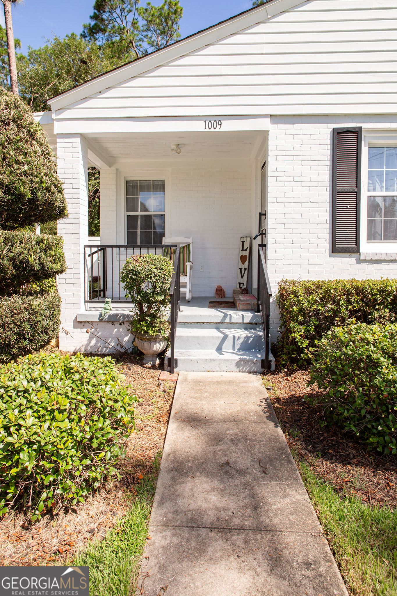 1009 Euclid Avenue Waycross, GA 31501 - Photo 35 of 35 a front view of a house