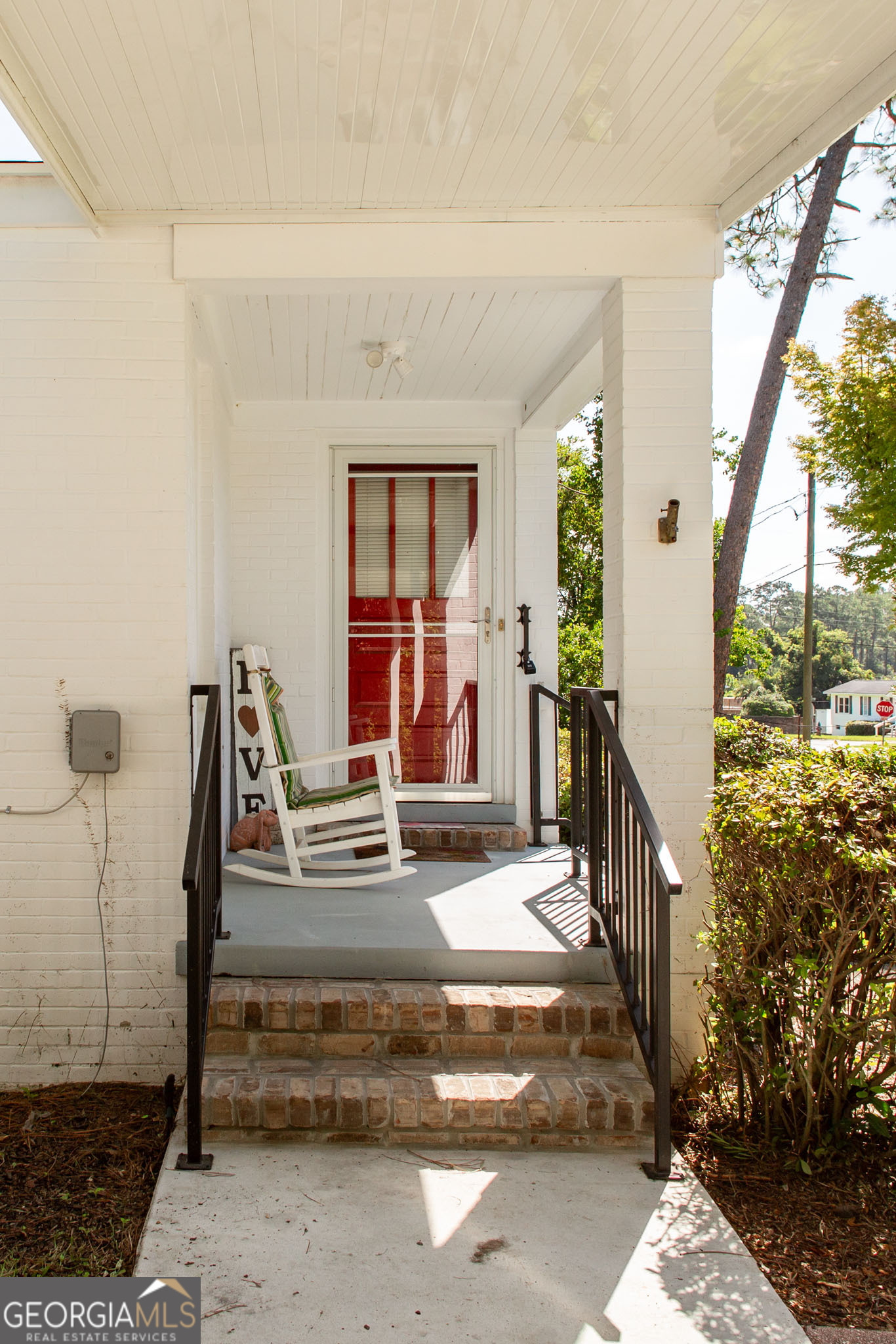 1009 Euclid Avenue Waycross, GA 31501 - Photo 4 of 35 a view of entryway