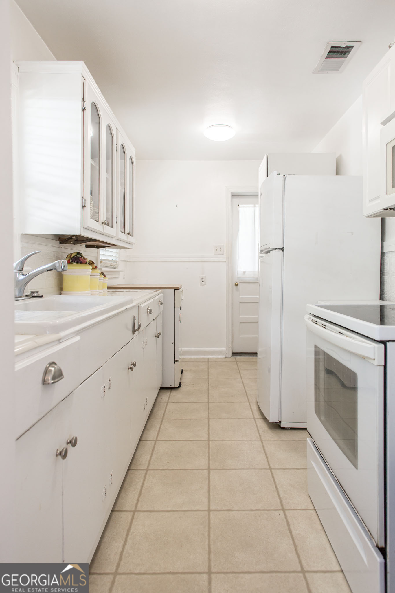 1009 Euclid Avenue Waycross, GA 31501 - Photo 9 of 35 a bathroom with a sink a toilet and a mirror
