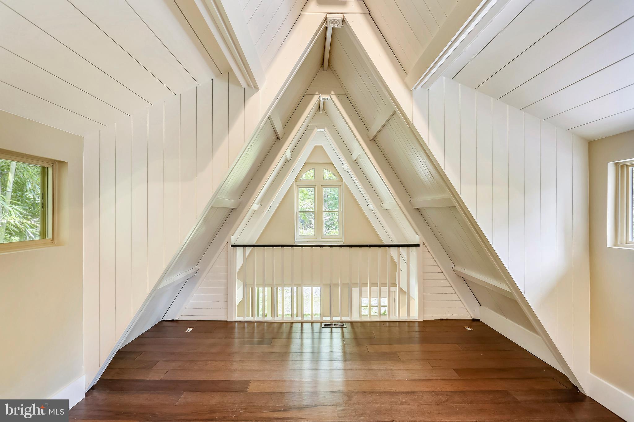 6 Circle Circle Washington Grove, MD 20880 - Photo 26 of 45 an entryway with wooden floor