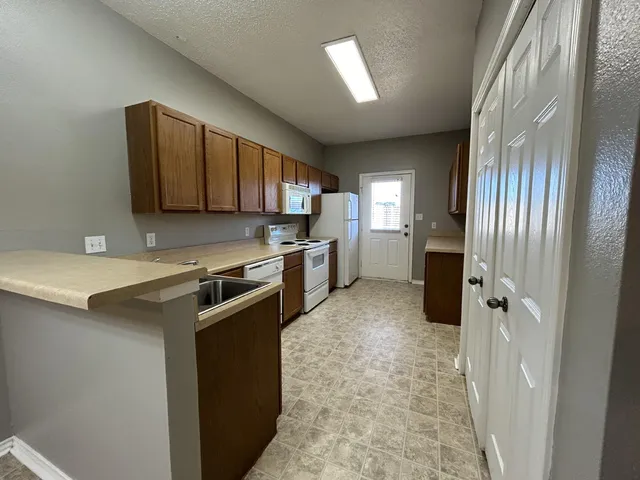 $1,000 | 5812 6th Street, Unit C, Lubbock, TX 79416