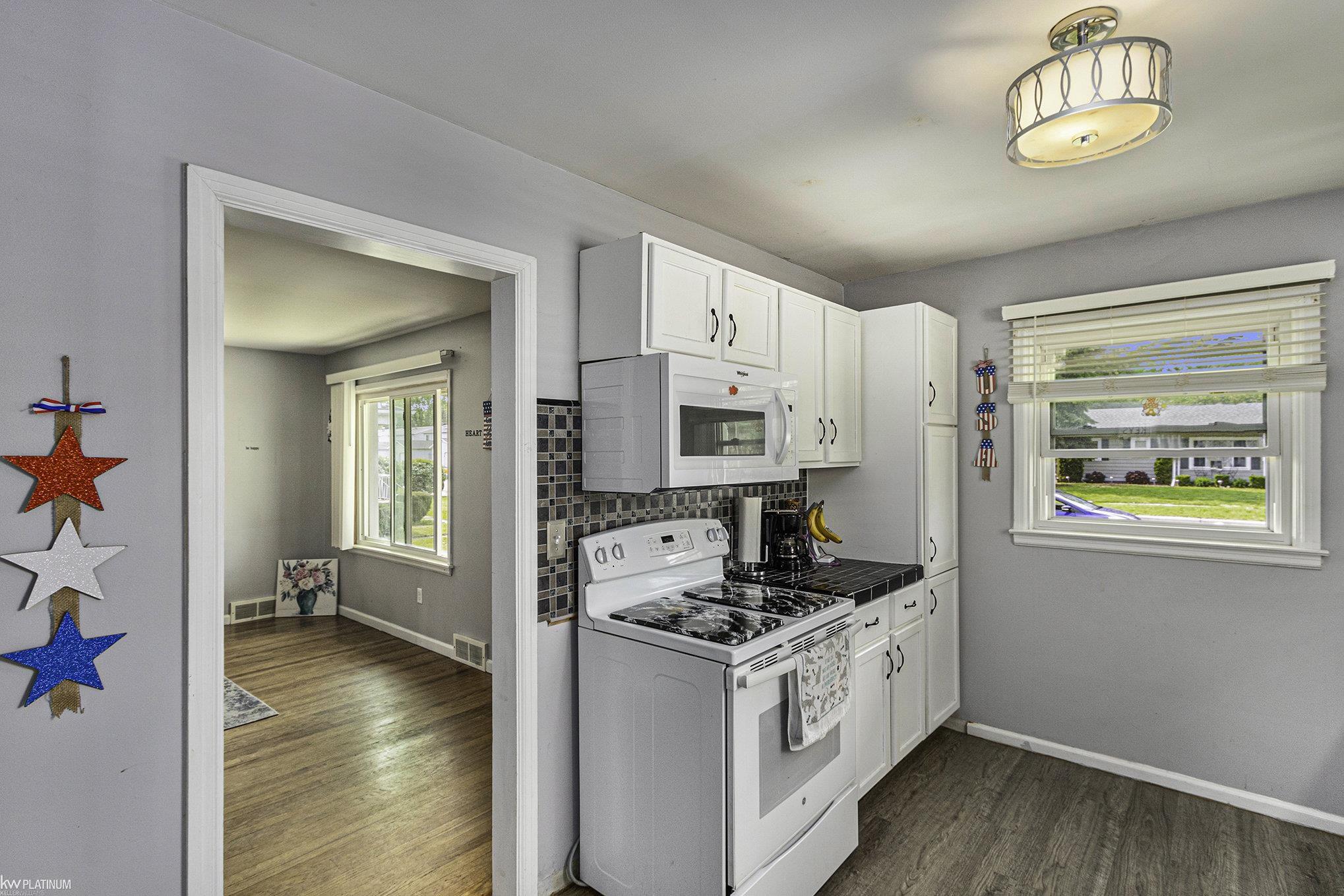 106 Rural Street Port Huron, MI 48060 - Photo 8 of 17 50119007-8.JPG