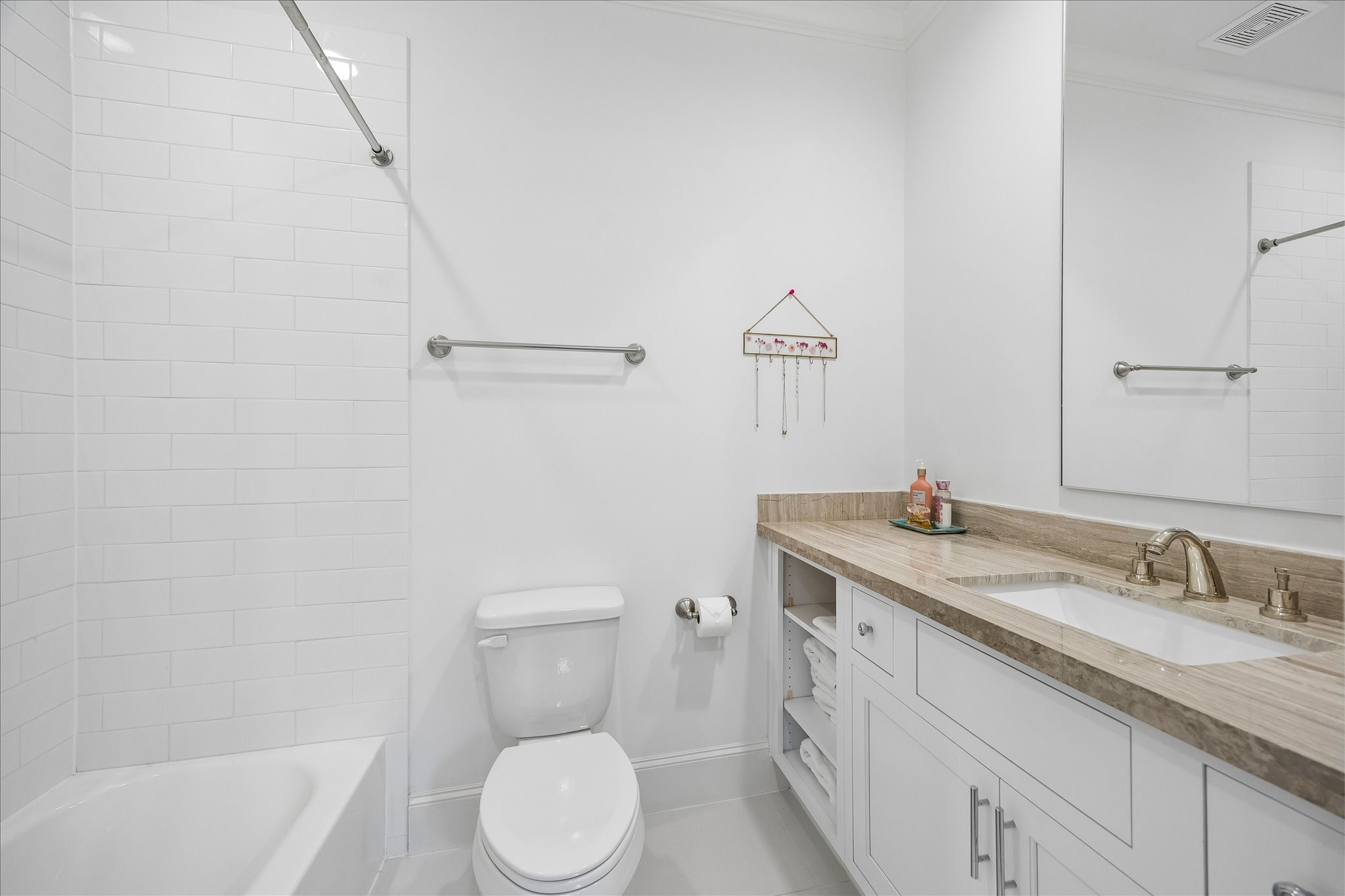 3020 Lake Street Houston, TX 77098 - Photo 32 of 41 En-suite bath with tub-shower combination.