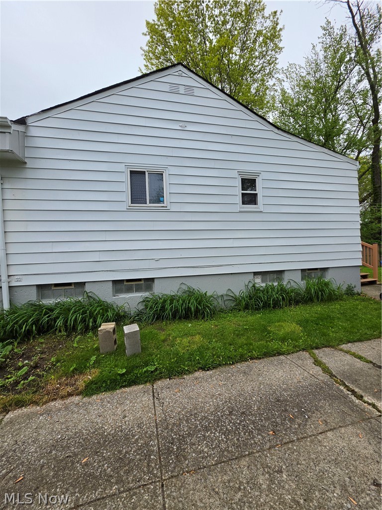 1925 Ridgehill Road Cleveland, OH 44121 - Photo 4 of 30