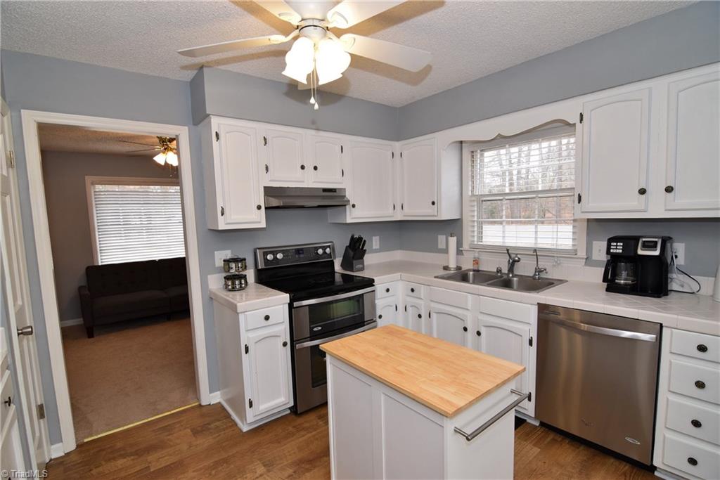 4300 Lormar Road Greensboro, NC 27406 - Photo 4 of 30 Kitchen with all new (2016) stainless appliances!