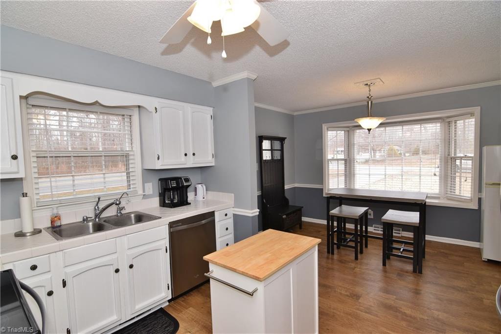 4300 Lormar Road Greensboro, NC 27406 - Photo 6 of 30 Eat-in kitchen.
