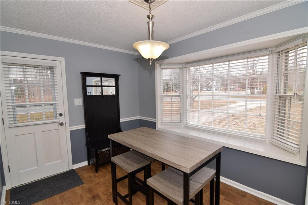 4300 Lormar Road Greensboro, NC 27406 - Photo 7 of 30 Sunny breakfast area with large bay window.