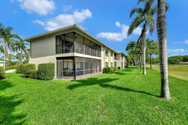 a view of a house with yard and plants