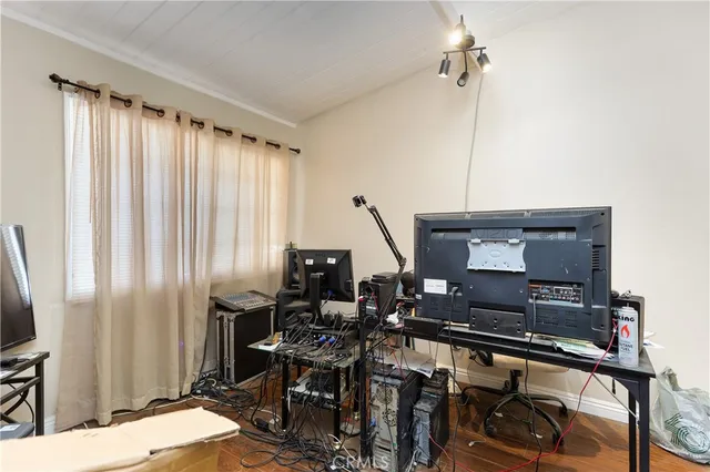 a very nice looking room with a big room