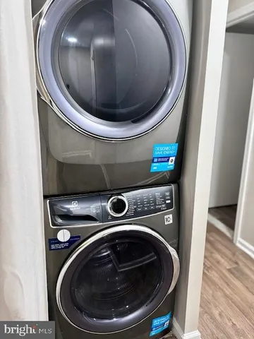 a close up view of washer and dryer