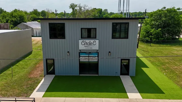 a view of backyard of the house