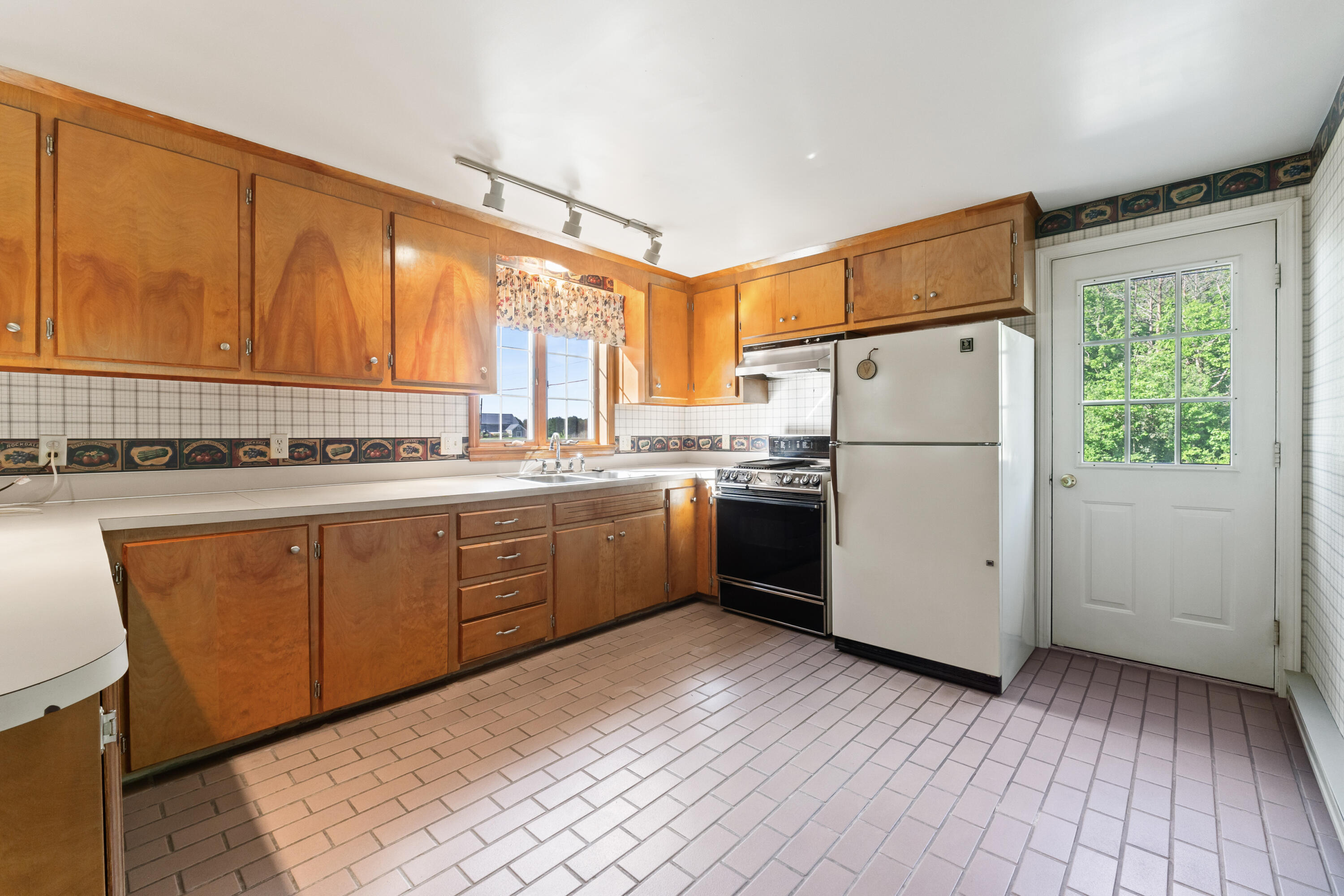 5 Leighton Road Yarmouth, ME 04096 - Photo 6 of 44 Kitchen