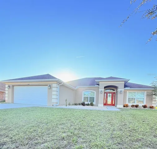 a view of a house with yard