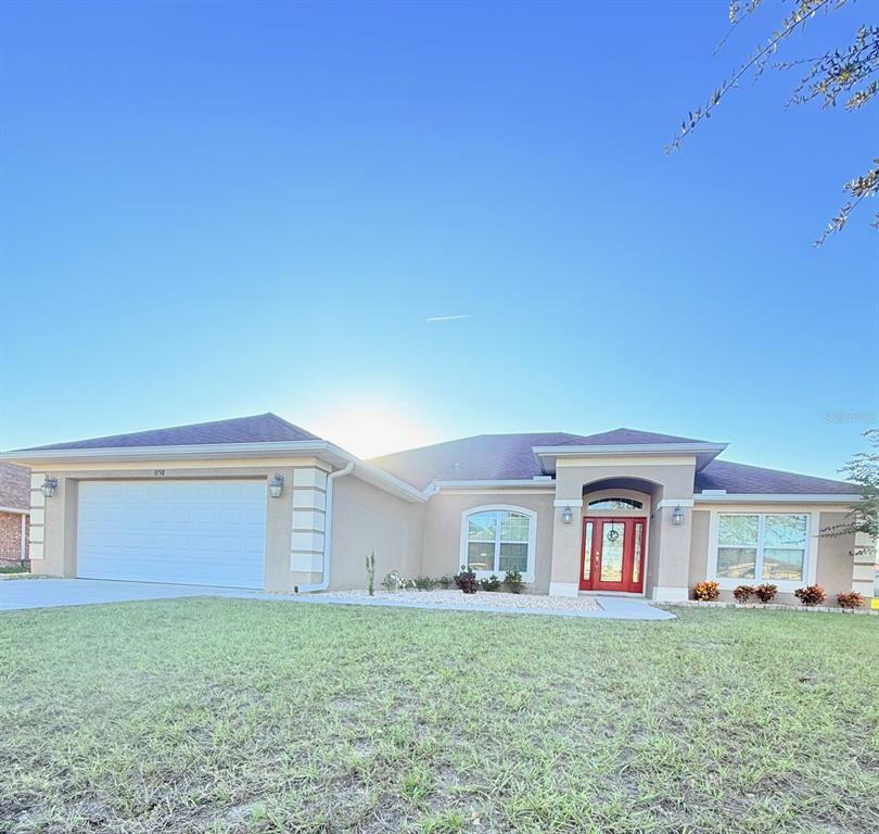 a view of a house with yard