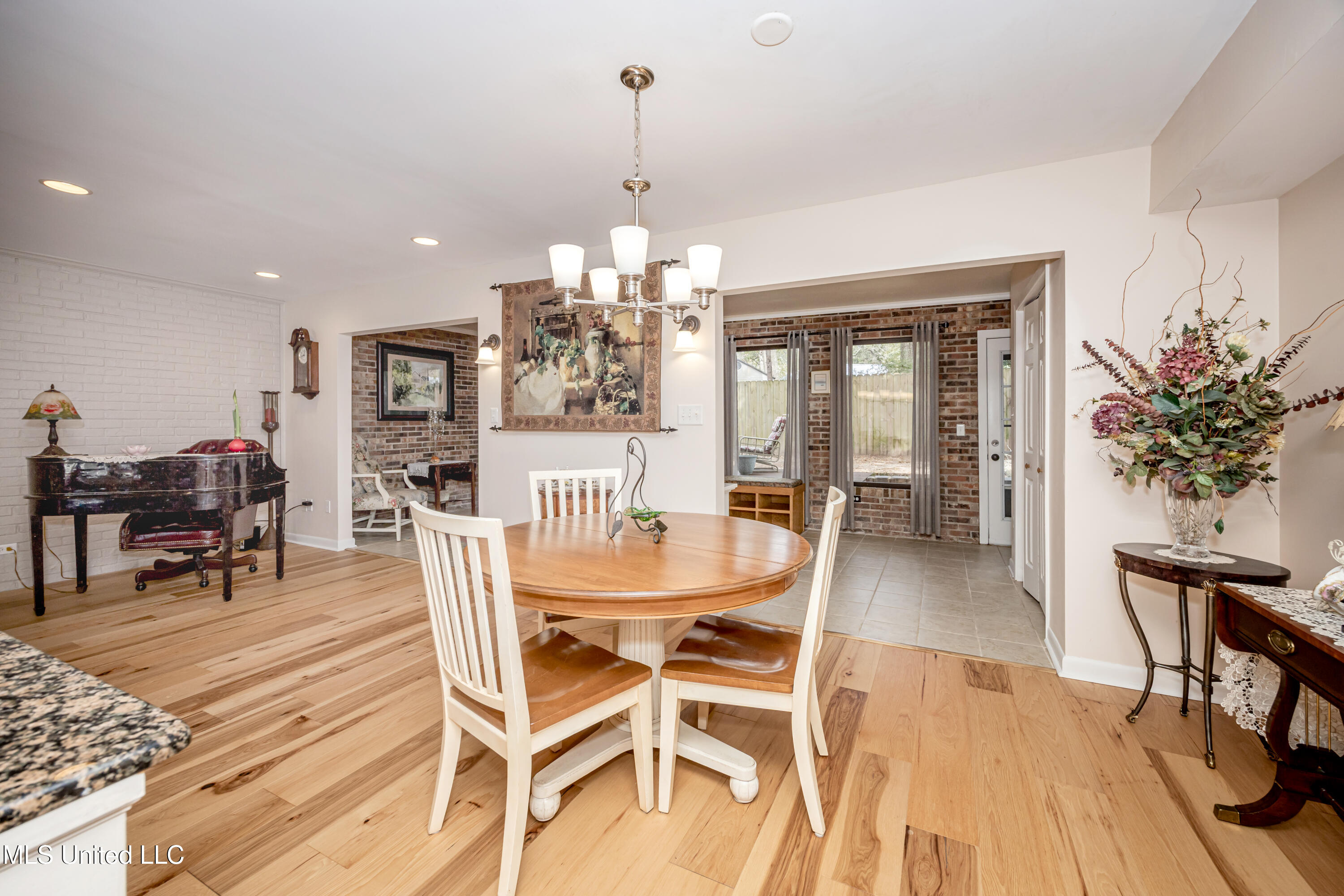 527 Front Beach Drive, Unit 29 Ocean Springs, MS 39564 - Photo 19 of 117 IMG_4317