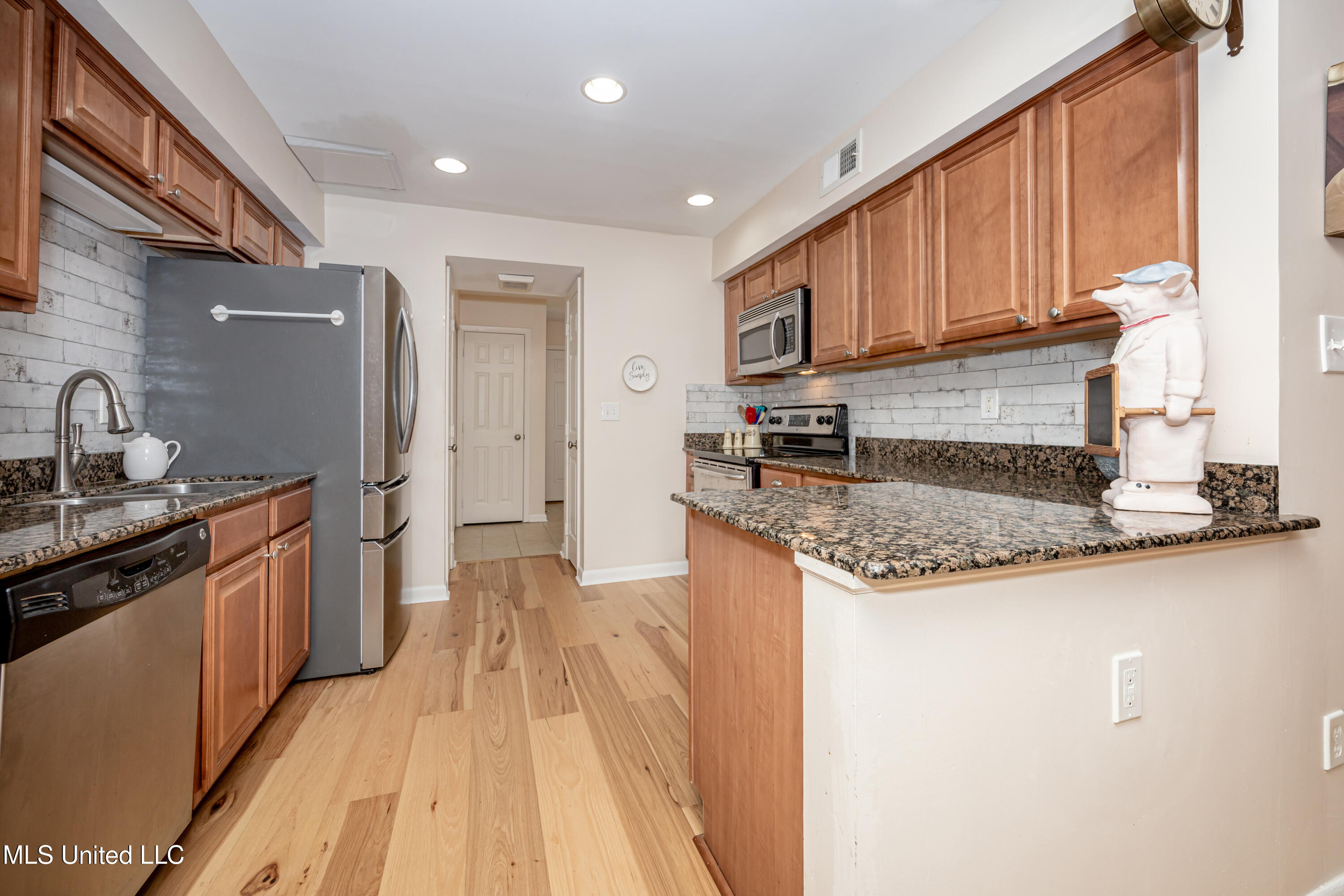 527 Front Beach Drive, Unit 29 Ocean Springs, MS 39564 - Photo 20 of 117 IMG_4318