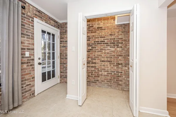 $429,000 | 527 Front Beach Drive, Unit 29, Ocean Springs, MS 39564