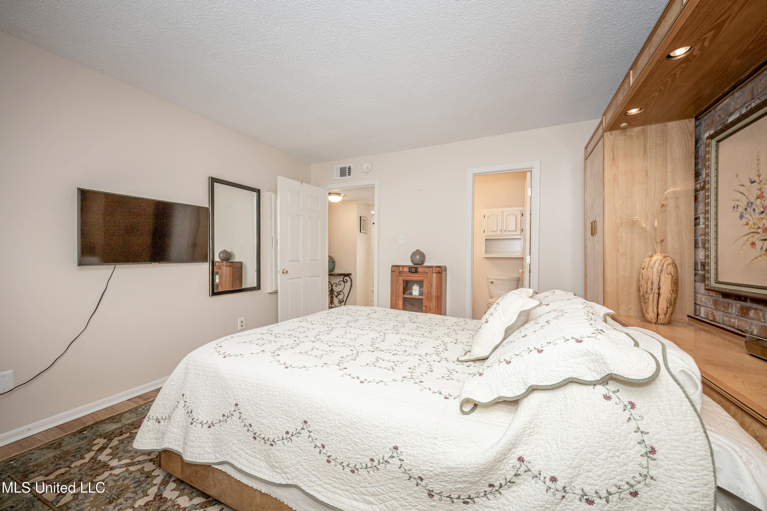 527 Front Beach Drive, Unit 29 Ocean Springs, MS 39564 - Photo 33 of 117 IMG_4332