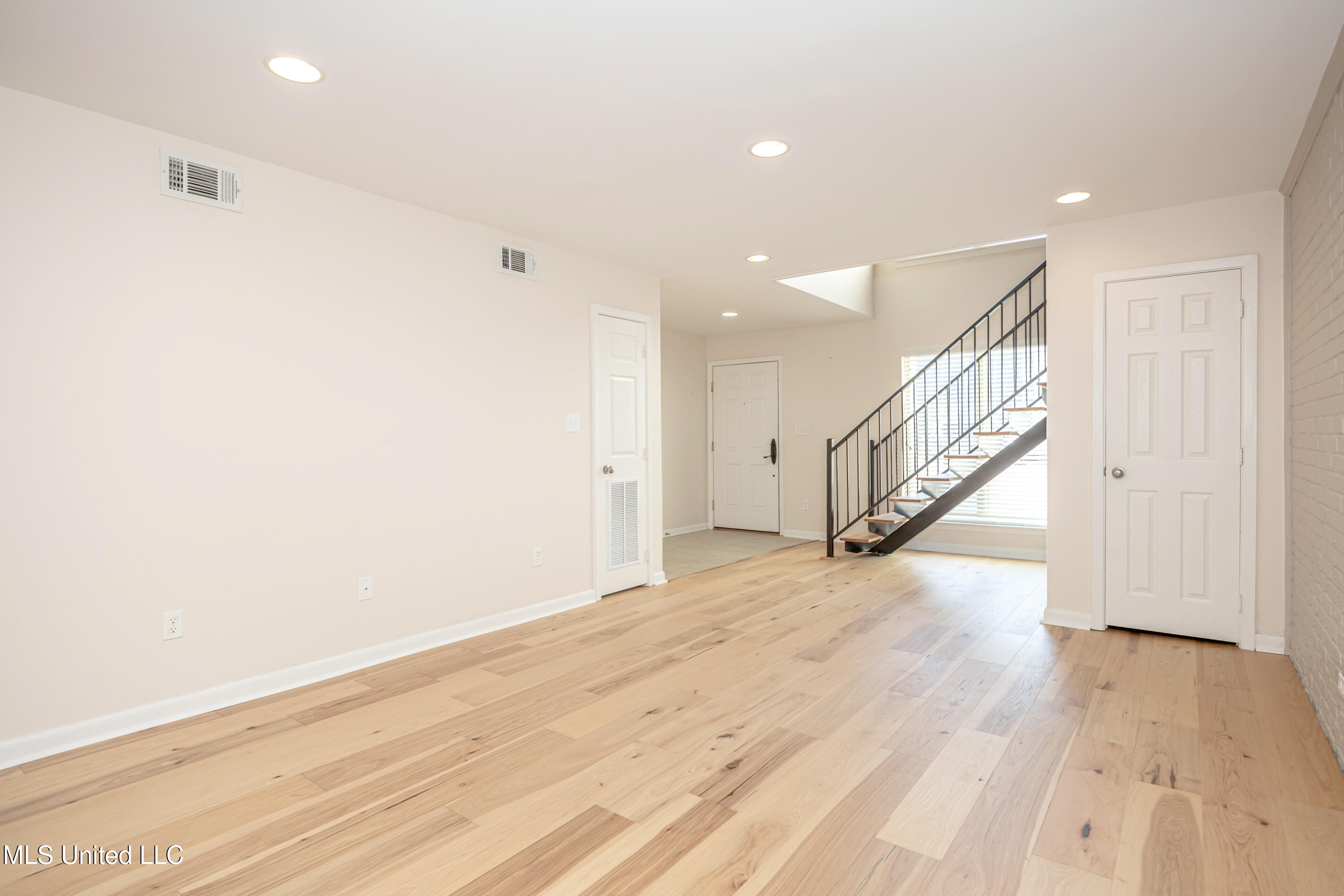 527 Front Beach Drive, Unit 29 Ocean Springs, MS 39564 - Photo 78 of 117 IMG_5113