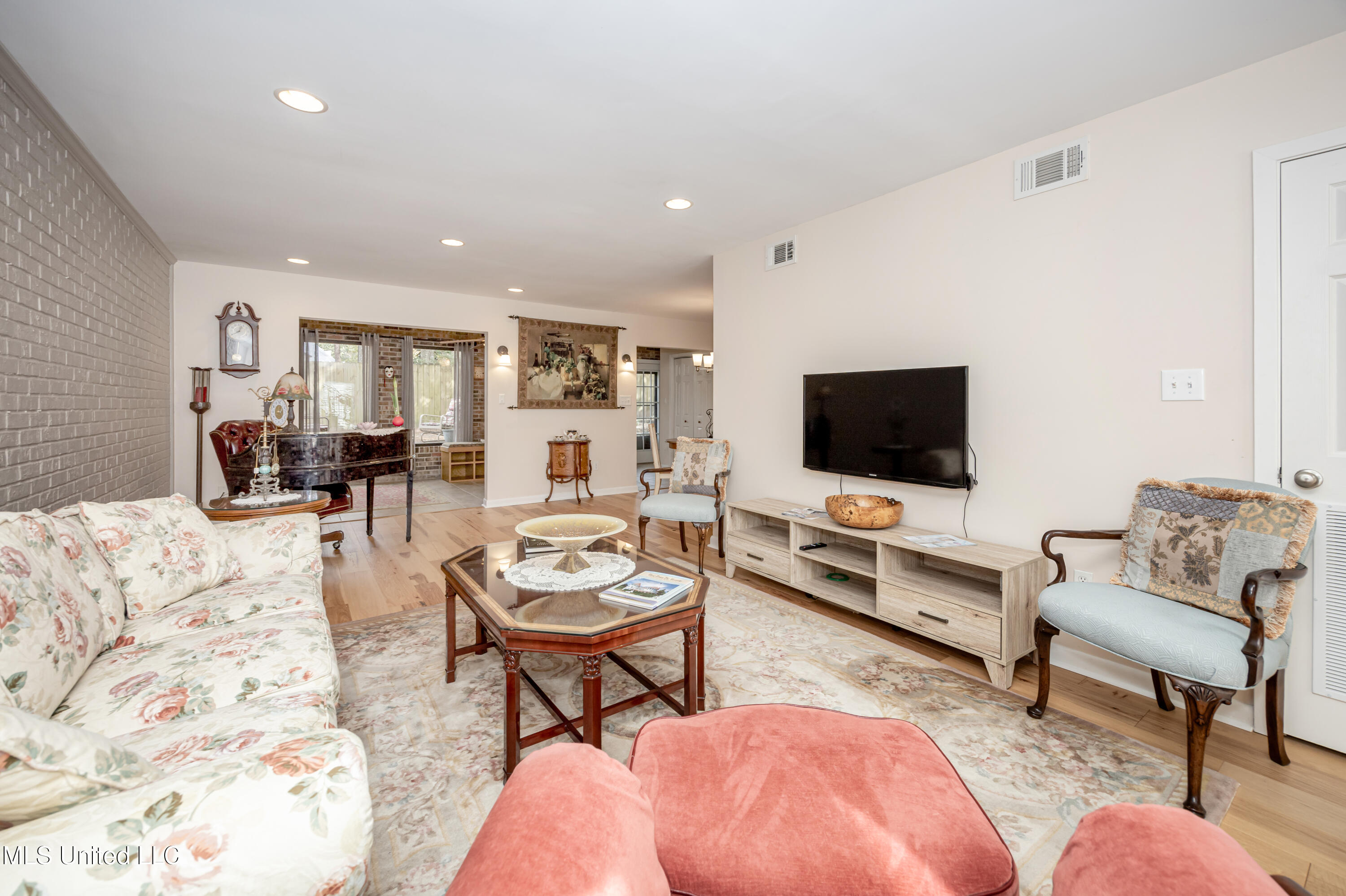 527 Front Beach Drive, Unit 29 Ocean Springs, MS 39564 - Photo 9 of 117 IMG_4305