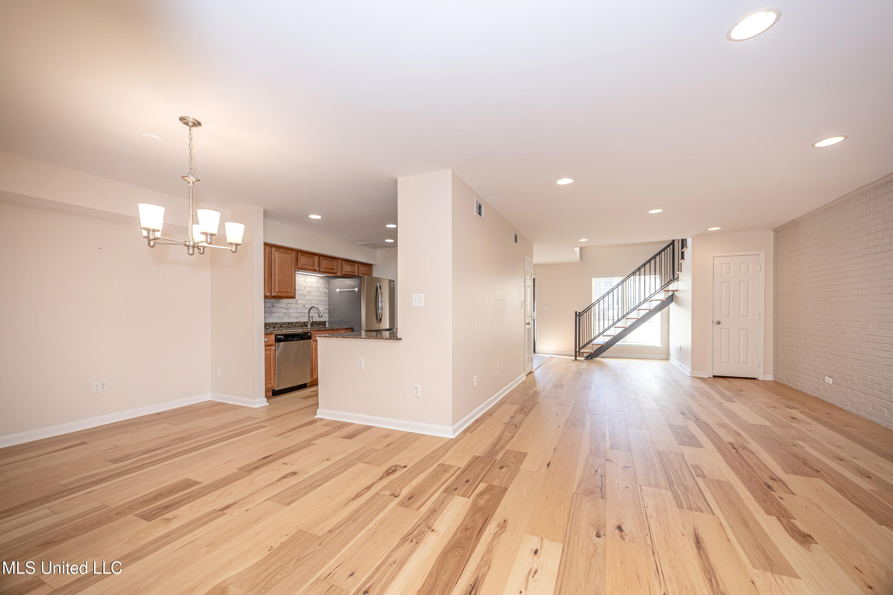 527 Front Beach Drive, Unit 29 Ocean Springs, MS 39564 - Photo 94 of 117 IMG_5130