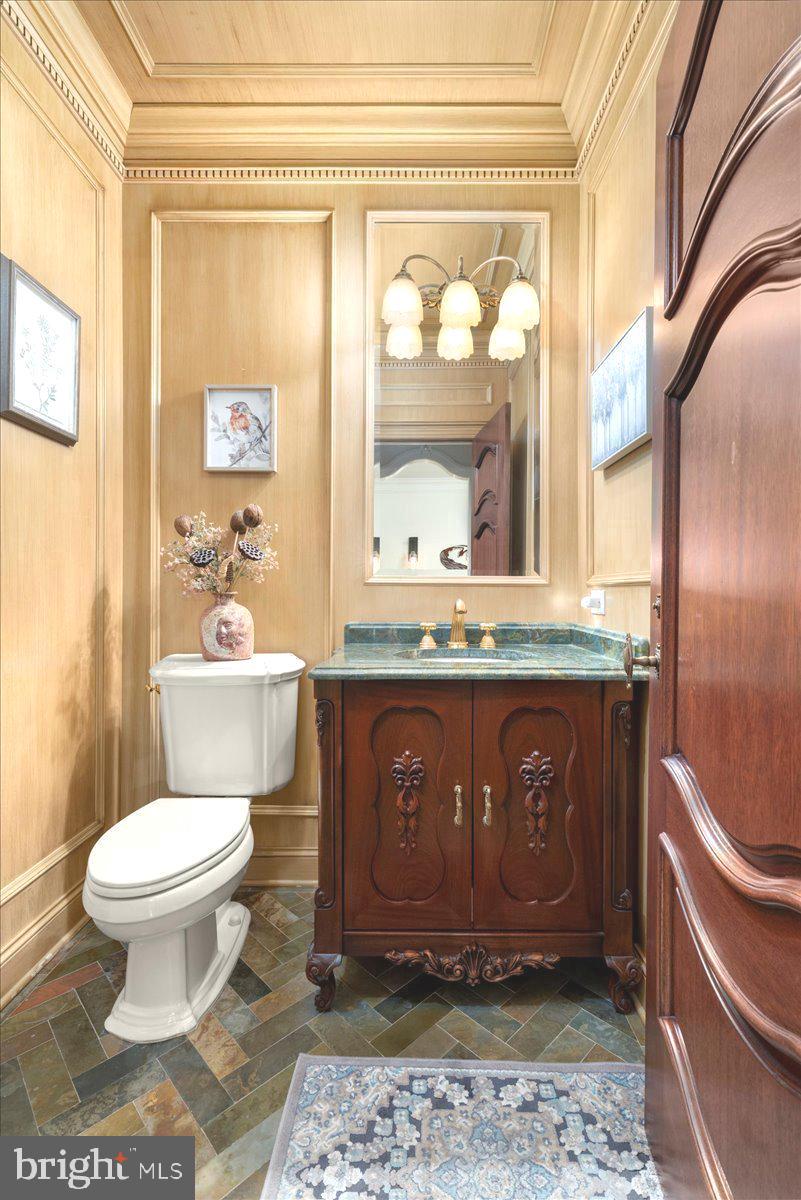 36 West Mechanic Street New Hope, PA 18938 - Photo 13 of 26 a bathroom with a toilet a sink and a mirror