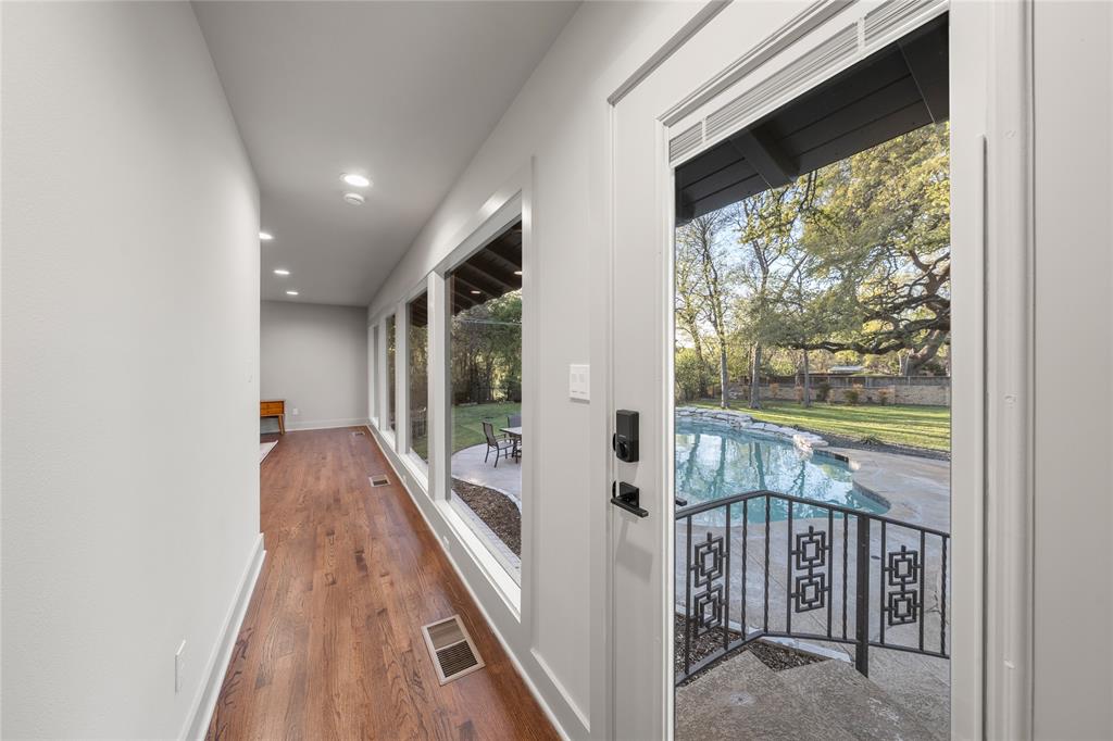 3400 MacArthur Drive Waco, TX 76708 - Photo 18 of 40 Hallway leading into the expansive primary suite