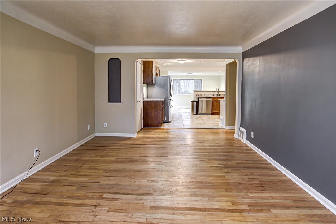 1033 Learidge Road Cleveland, OH 44124 - Photo 3 of 35